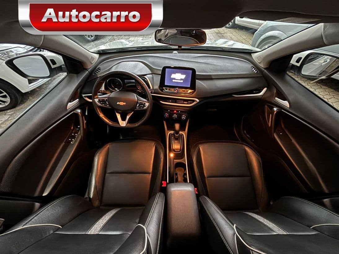 Interior da Chevrolet Tracker: volante, painel e bancos